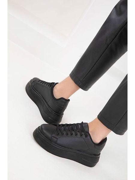 Trendyol Sneakersy w kolorze czarnym rozmiar: 36. Czarne trampki Trendyol, bez wzorów, bez zapięcia. Za 109.26 zł.