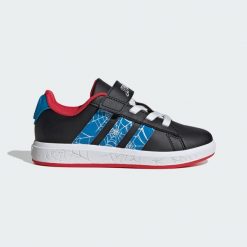 Kapcie ADIDAS GRAND COURT SPIDER Czarny. Czarne obuwie domowe Adidas, bez wzorów, z syntetyku, bez zapięcia. W wyprzedaży za 149.25 zł.