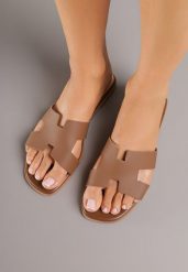 Brązowe Klapki Vices Ozdobione Wycięciami Arnellta. Brązowe klapki Renee, bez wzorów, bez obcasa, na płaskiej podeszwie. Za 49.99 zł.