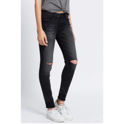 Wrangler - Jeansy Corynn Great. Szare jeansy Wrangler, bez wzorów. W wyprzedaży za 249.90 zł.