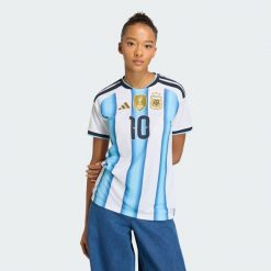 Koszulka podstawowa Argentyna 26 Messi. Białe bluzki Adidas, bez wzorów, sportowe, bez kołnierzyka, bez ramiączek. Za 439.00 zł.