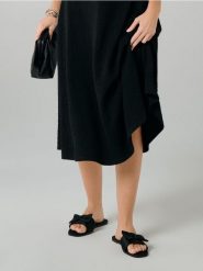 Klapki z kokardą - czarny. Czarne klapki Sinsay, bez wzorów, bez obcasa. Za 29.99 zł.