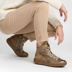 Trzewiki damskie Rieker, na filcu i na płaskim obcasie zapinane na zamek, brązowe-metaliczne, Z6614-90. Brązowe botki Rieker, bez wzorów, ze skóry, bez obcasa, na płaskiej podeszwie, bez zapięcia. Za 379.00 zł.