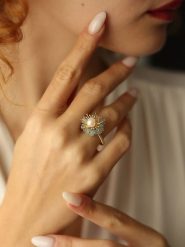 Pierres delicates Pozłacany pierścionek z perłą i opalami rozmiar: onesize. Niebieskie pierścionki Pierres delicates, z opalem, pozłacane. Za 84.01 zł.