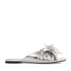 Klapki GINO ROSSI. Szare klapki Gino Rossi, bez wzorów, bez obcasa. Za 349.99 zł.