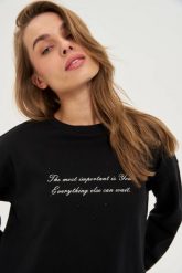 Bluza z napisem czarna. Czarne bluzy MOODO, l, bez wzorów, z bawełny, bez kaptura. Za 119.99 zł.