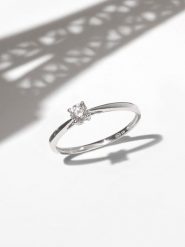 DIAMOND & CO Złoty pierścionek "Paulina" z diamentem rozmiar: 58. Szare pierścionki Diamond & Co, z diamentem, złote. Za 1,229.96 zł.