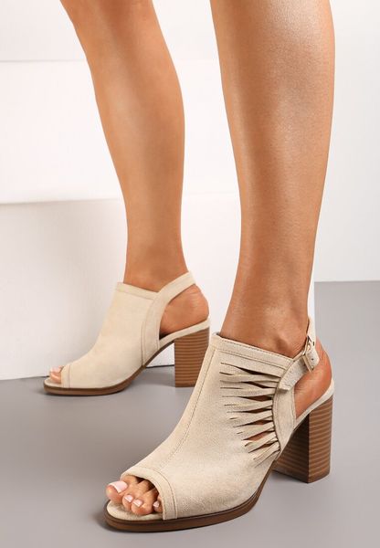 Beżowe Sandały na Słupku z Ażurowym Zdobieniem i Sprzączką Floriavia. Brązowe sandały Born2be, z aplikacjami, eleganckie, bez obcasa, na obcasie, bez zapięcia. Za 129.99 zł.