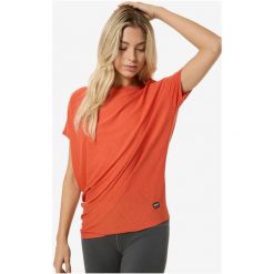 Koszulka SUPER.NATURAL W YOGA LOOSE TEE. Brązowe bluzki super.natural, bez wzorów, sportowe, bez kołnierzyka, bez ramiączek. Za 349.99 zł.