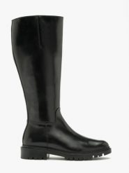 Czarne kozaki damskie z szeroką cholewką. Czarne kozaki Ryłko, z gumy, z okrągłym noskiem, bez obcasa, bez zapięcia. W wyprzedaży za 349.99 zł.