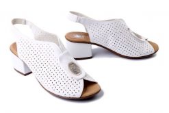 RIEKER 64656-80 white, sandały damskie. Białe sandały Rieker, w ażurowe wzory, z gumy, bez obcasa, na obcasie, bez zapięcia. Za 319.90 zł.