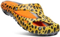 Klapki damskie Keen Shanti Cheetah Rainbow pomarańczowe. Brązowe klapki 909, bez wzorów, z gumy, bez obcasa. Za 288.99 zł.