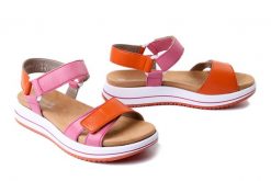 RIEKER REMONTE D1J57-31 pink, sandały damskie. Czerwone sandały Rieker Remonte, bez wzorów, ze skóry, bez obcasa, na koturnie, bez zapięcia. Za 369.90 zł.