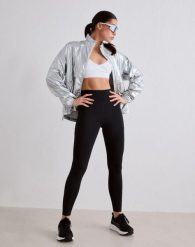Damskie legginsy biegowe, wysoki stan, kieszenie, squat proof Le Run czarne. Czarne legginsy AIM'N, s, bez wzorów, z elastanu, z podwyższonym stanem. Za 381.00 zł.