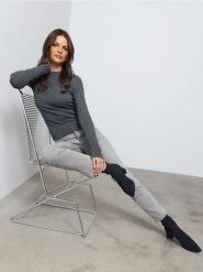 Jeansy slim z prostą nogawką i średnim stanem - szary. Szare jeansy Sinsay, bez wzorów. Za 69.99 zł.