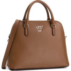 Torebka DKNY - Whitney-Lg Dome Satc R91DHA95 Driftwood DFW. Brązowe torby na ramię DKNY, bez wzorów, ze skóry, na ramię, bez dodatków. W wyprzedaży za 589.00 zł.