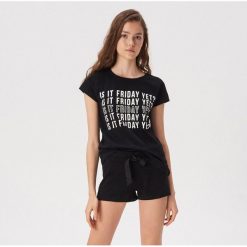 Dwuczęściowa piżama z kontrastowymi napisami - Czarny. Czarne piżamy Sinsay, bez wzorów, bez ramiączek. Za 39.99 zł.