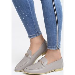 Szare Mokasyny Ales. Szare mokasyny Born2be, bez wzorów, ze skóry, z okrągłym noskiem, bez obcasa. Za 49.99 zł.