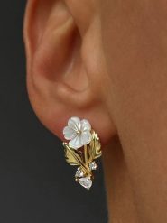 Les Petites Précieuses Pozłacane kolczyki-wkrętki z masą perłowa i cyrkoniami rozmiar: onesize. Białe kolczyki Les Petites Précieuses, z cyrkonią, pozłacane. Za 130.99 zł.