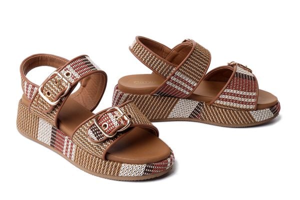 Artiker Relaks 58C1740 lt. brown, sandały damskie. Brązowe sandały Artiker Relaks, bez wzorów, bez obcasa, na koturnie, bez zapięcia. Za 122.43 zł.
