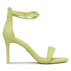 Sandały Tamaris. Czarne sandały Tamaris, bez wzorów, bez obcasa, na płaskiej podeszwie, bez zapięcia. Za 369.99 zł.