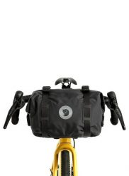 Torba na kierownicę Fjallraven Hoja Handlebar Rolltop - black. Czarne torby na ramię Fjällräven, bez wzorów, z materiału, eleganckie, na ramię, bez dodatków. Za 483.99 zł.