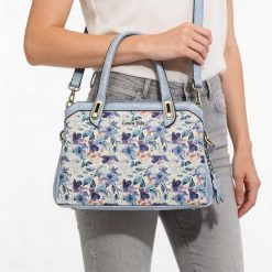 Torebka damska Laura Vita, usztywniona forma z kwiatowym motywem, wykonana z połączenia materiałów o zróżnicowanej fakturze, z wygodnymi uchwytami do. Niebieskie torby na ramię Laura Vita, bez wzorów, z materiału, na ramię, bez dodatków. Za 319.00 zł.