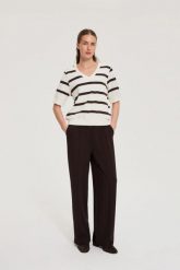 Bluza w paski z krótkimi rękawami biała. Białe bluzy MOODO, l, bez wzorów, z bawełny, bez kaptura. Za 89.99 zł.