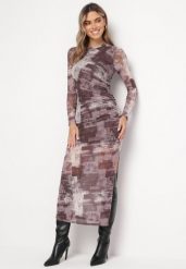 Brązowa Dopasowana Sukienka Maxi w Fantazyjny Print Sartine. Brązowe sukienki Born2be, l, z aplikacjami, bez kołnierzyka, bez ramiączek, maxi, dopasowane. Za 149.99 zł.