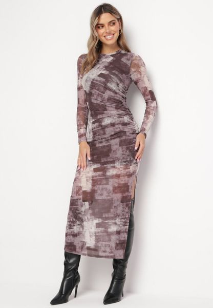 Brązowa Dopasowana Sukienka Maxi w Fantazyjny Print Sartine. Brązowe sukienki Born2be, l, z aplikacjami, bez kołnierzyka, bez ramiączek, maxi, dopasowane. Za 84.99 zł.