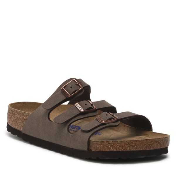 Klapki Birkenstock. Brązowe klapki Birkenstock, bez wzorów, bez obcasa. Za 379.99 zł.
