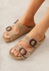 Beżowe Klapki VICES Ozdobione Przeszyciami i Klamrami z Imitacji Drewna Kallinope. Brązowe klapki Born2be, bez wzorów, bez obcasa, na płaskiej podeszwie. Za 89.99 zł.