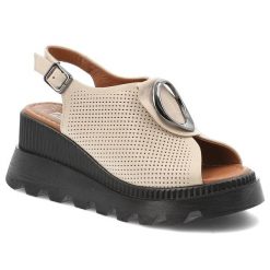 Sandały damskie Artiker, skórzane na koturnie ze sprzączką z ozdobą, beżowe, 56C0111. Brązowe sandały Artiker, z aplikacjami, ze skóry, eleganckie, bez obcasa, na koturnie, bez zapięcia. Za 229.00 zł.