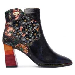 Botki Laura Vita. Czarne botki Laura Vita, bez wzorów, bez obcasa, na słupku, bez zapięcia. Za 489.99 zł.