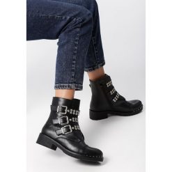 Czarne Botki Oaklyn. Czarne botki Born2be, z aplikacjami, z okrągłym noskiem, za kostkę, bez obcasa, na obcasie, bez zapięcia. Za 109.99 zł.