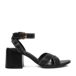 Sandały JENNY. Czarne sandały Jenny, bez wzorów, bez obcasa, na słupku, bez zapięcia. Za 139.99 zł.