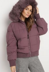 Fioletowa Pikowana Kurtka z Szerokimi Ściągaczami i Ozdobnym Futrem przy Kapturze Inandria. Fioletowe kurtki narciarskie Born2be, xl, bez wzorów, z futra, bez kaptura, narciarskie. Za 69.99 zł.