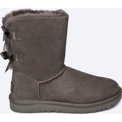 UGG - Buty Bow Gry. Szare botki UGG, bez wzorów, z materiału, z okrągłym noskiem, bez obcasa, na obcasie, bez zapięcia. Za 1,099.00 zł.