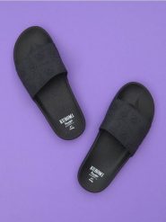 Klapki Kuromi - czarny. Czarne klapki Sinsay, bez wzorów, bez obcasa. Za 35.99 zł.