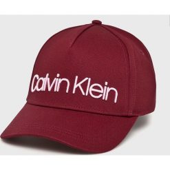 Calvin Klein - Czapka. Czerwone czapki Calvin Klein, bez wzorów, z bawełny. W wyprzedaży za 119.90 zł.