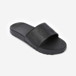 Klapki damskie Decathlon 550 Shiva. Czarne klapki DECATHLON, bez wzorów, z poliesteru, bez obcasa. Za 79.99 zł.