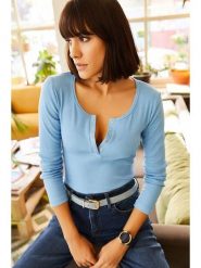 Olalook Koszulka w kolorze błękitnym rozmiar: XL. Niebieskie bluzki Olalook, xl, bez wzorów, bez kołnierzyka, bez ramiączek. Za 46.45 zł.