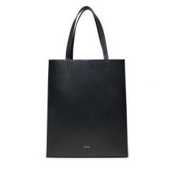 Torebka Calvin Klein. Czarne torebki klasyczne Calvin Klein, bez wzorów, bez dodatków. Za 699.99 zł.