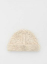 Czapka beanie - złamana biel. Czapki Reserved, bez wzorów. W wyprzedaży za 19.99 zł.