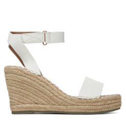 Sandały DeeZee. Białe sandały DeeZee, bez wzorów, bez obcasa, bez zapięcia. Za 139.99 zł.