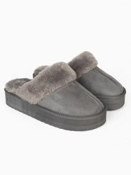 ISLAND BOOT Kapcie "Emesta" w kolorze szarym rozmiar: 38. Szare obuwie domowe Island Boot, bez wzorów, bez zapięcia. Za 130.99 zł.