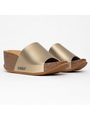 Sunbay Klapki "Toluca" w kolorze złotym na koturnie rozmiar: 37. Żółte klapki Sunbay, bez wzorów, z otwartym noskiem, bez obcasa, na koturnie. Za 162.95 zł.