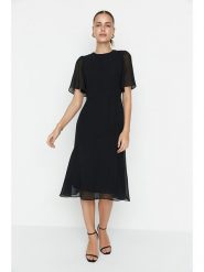 Trendyol Sukienka w kolorze czarnym rozmiar: 42. Czarne sukienki Trendyol, bez wzorów, bez kołnierzyka, bez ramiączek, midi, rozkloszowane. Za 102.95 zł.