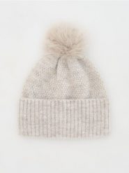 Czapka beanie z pomponem - brązowy. Brązowe czapki Reserved, bez wzorów. W wyprzedaży za 39.99 zł.