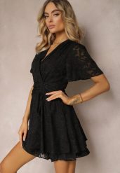Czarna Rozkloszowana Sukienka z Dekoltem Zapinanym na Napy Tarae. Czarne sukienki Renee, na co dzień, l, bez wzorów, eleganckie, bez kołnierzyka, bez ramiączek, mini, kopertowe. Za 119.99 zł.